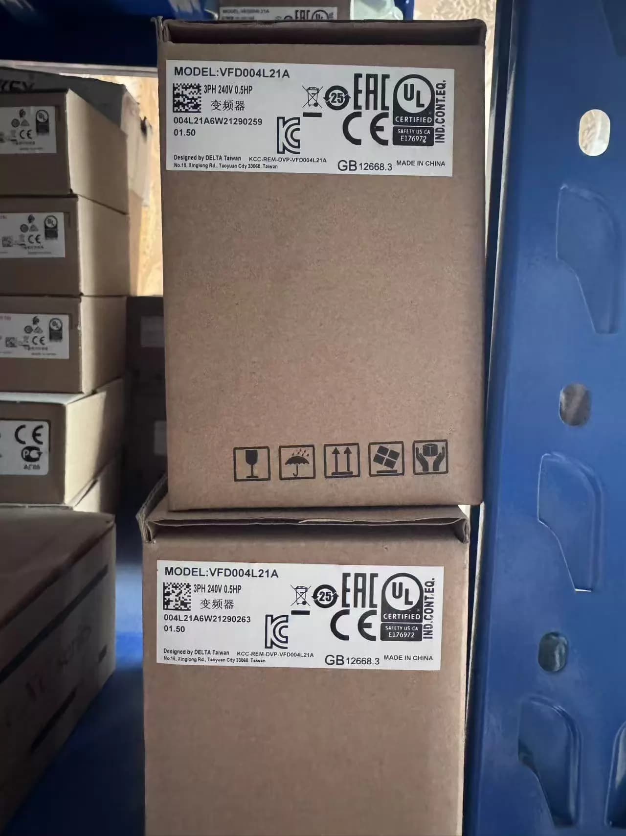 100% helt ny original og ægte Delta VFD004EL21A frekvensomformere Drive Servo Motor