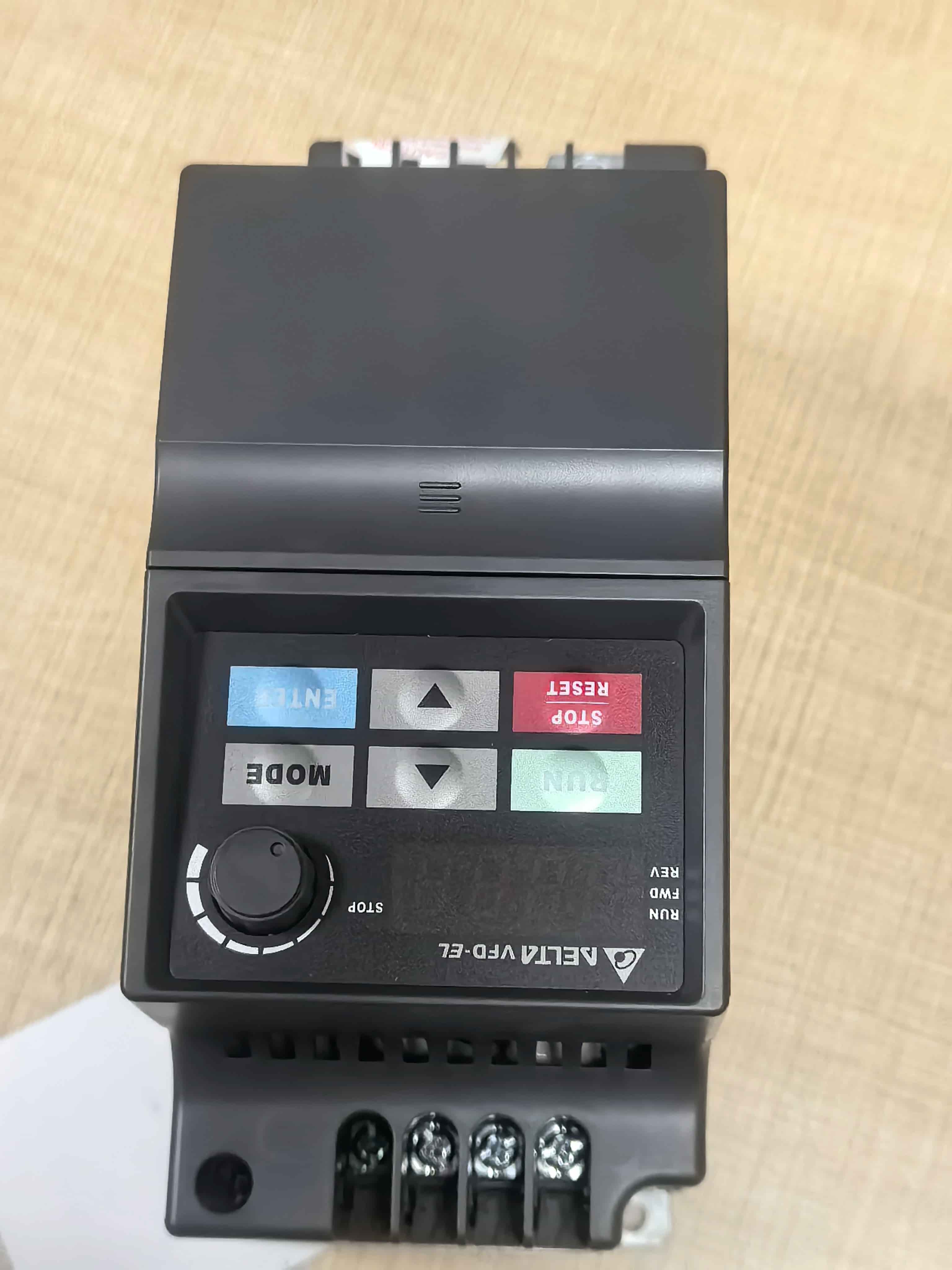 100% helt ny original og ægte Delta VFD007EL43A Frekvensomformere Drive Servo Motor