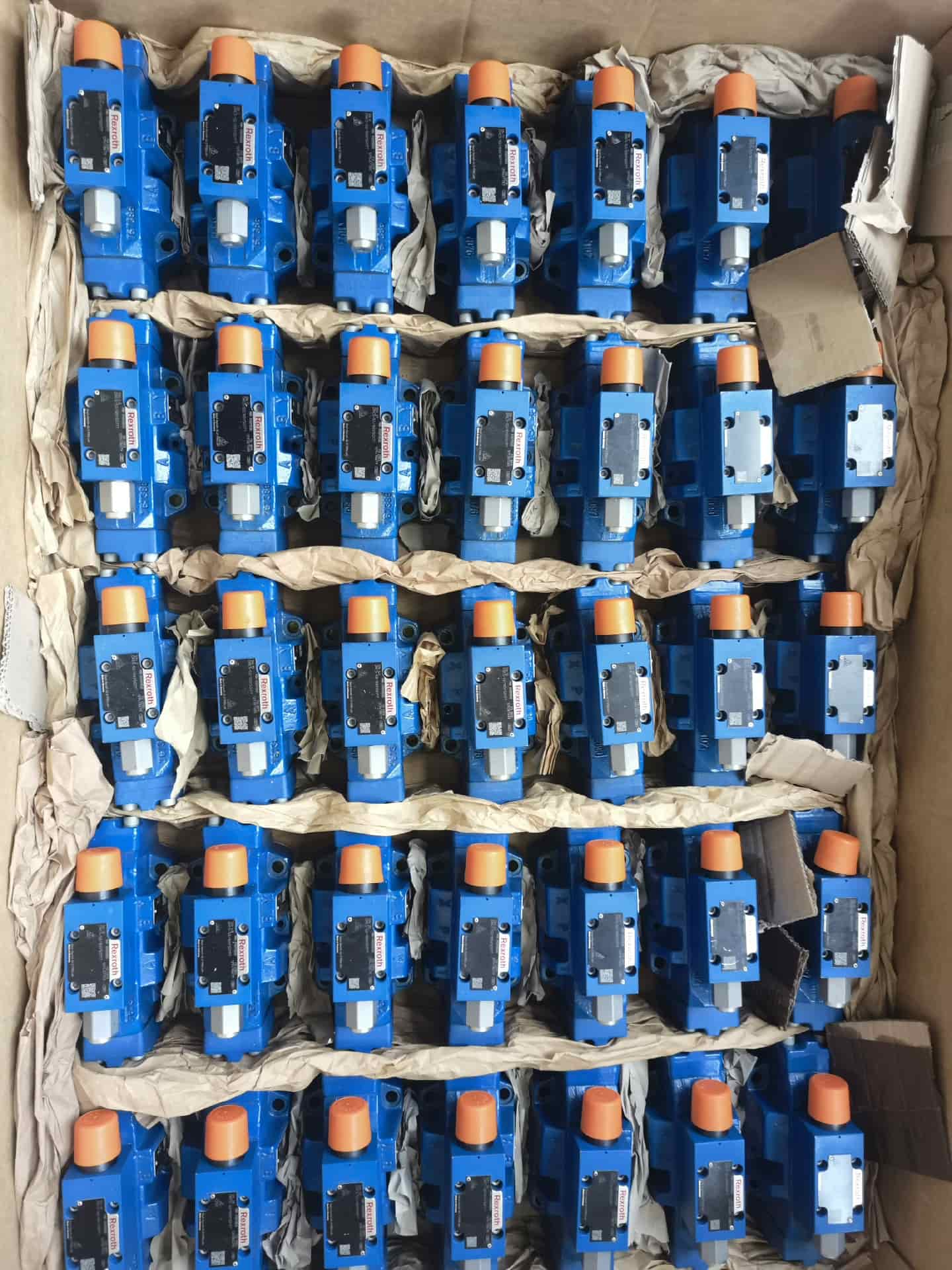 Splinterny original Bosch Rexroth servomotor Trykreduktionsventil 4WREE10E75-2X/G24K31/F1V servomotor Hurtig levering