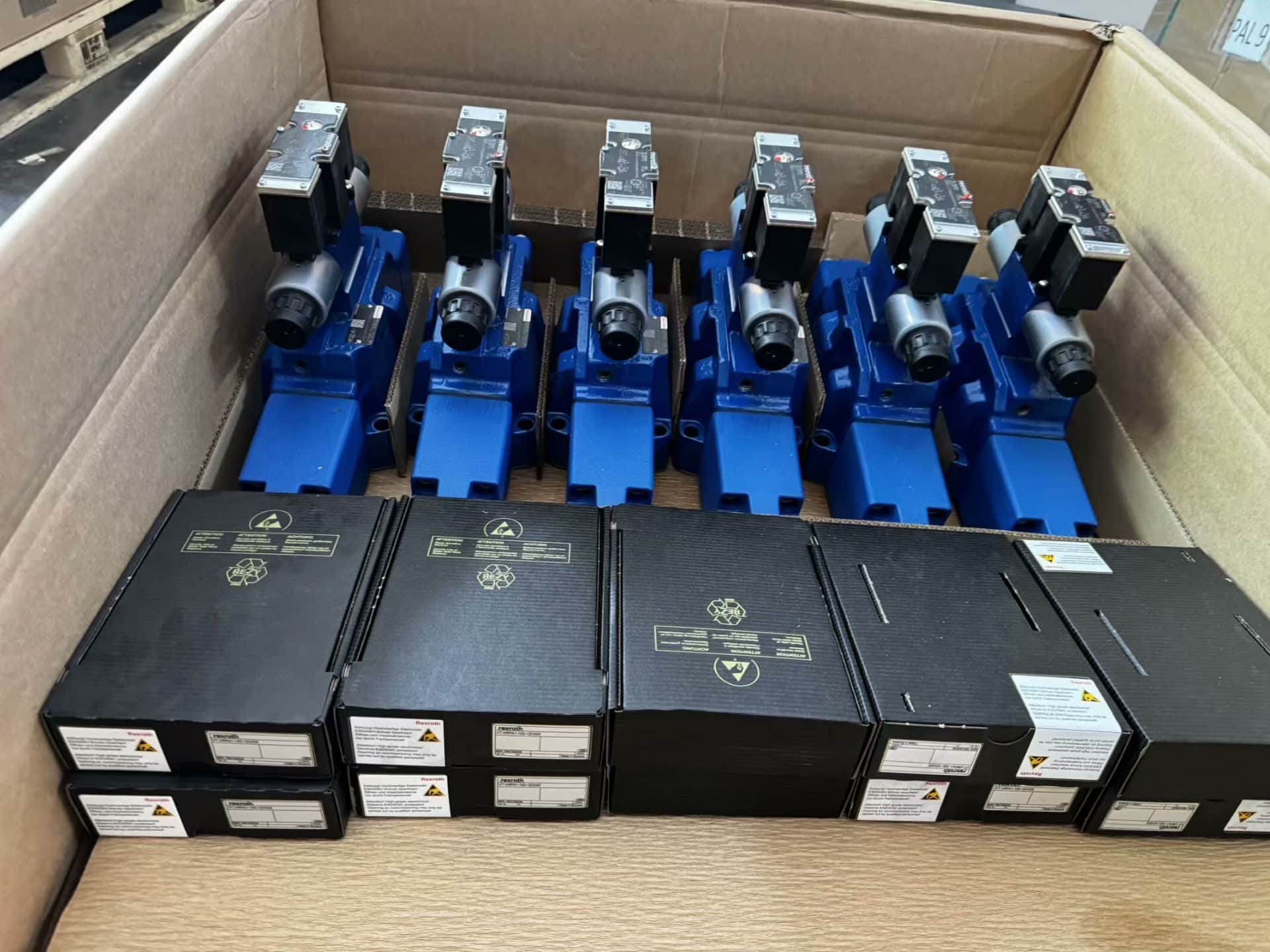 Splinterny original Bosch Rexroth Servo-drev Proportionalventil 4WRAE10E60-2X/G24K31/F1V Servomotor Hurtig levering