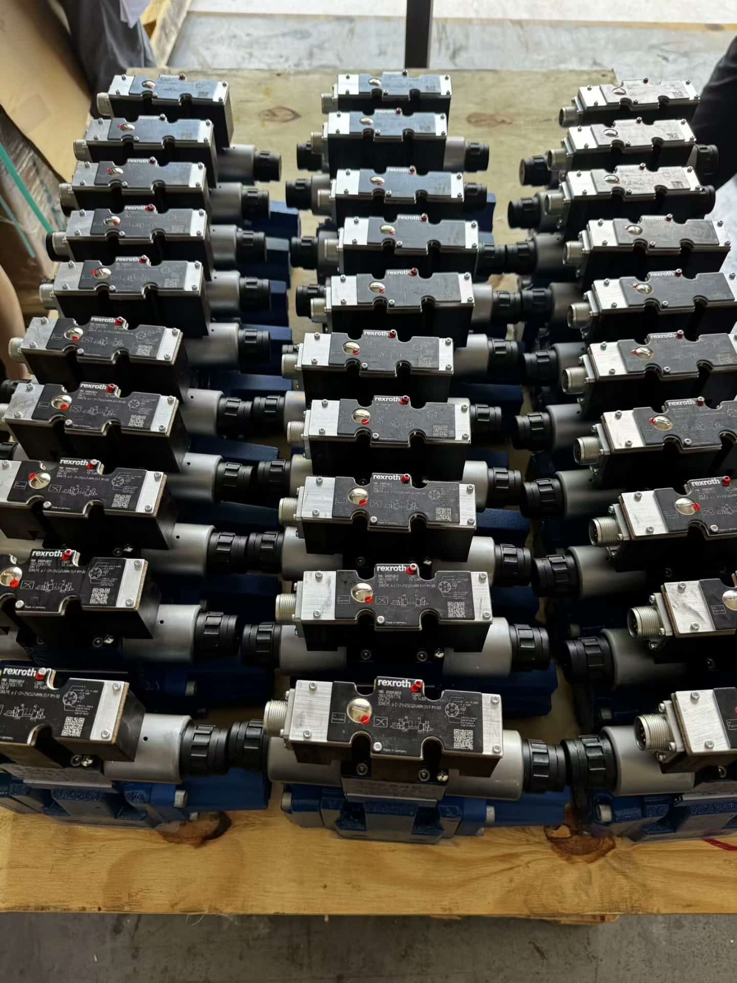 Splinterny original Bosch Rexroth Servo-drev Proportionalventil 4WREQ6Q5-08-2X/V00-24PA63 Servomotor Hurtig levering